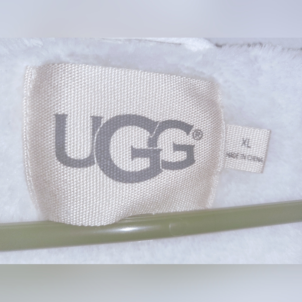 UGG Cream Plush Robe - Picture 5 of 7